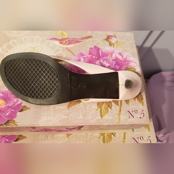Kitten heels,  size 9, palest pink thong sandals, White Stag, simple elegance. - Picture 3 of 8